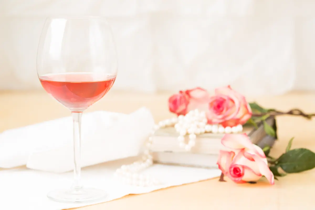 rosenlikoer_glas_rosen_buch_perlen