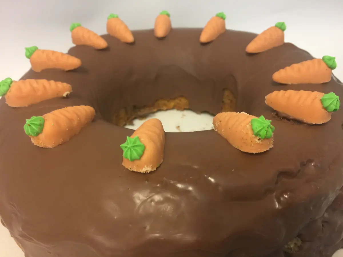 kuchen_ruebli_am_stueck_emolino_karotten_schokoladen_kuchen