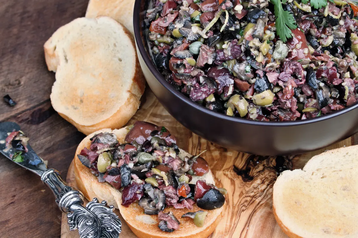 kalamata_tapenade_olivenpaste_knoblauch_kaper_olivenoel_brot