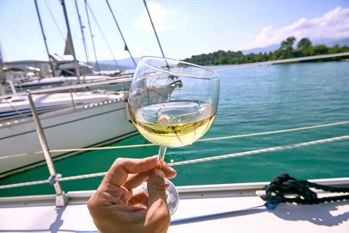 weisswein_yacht_boot_glas_see_wasser