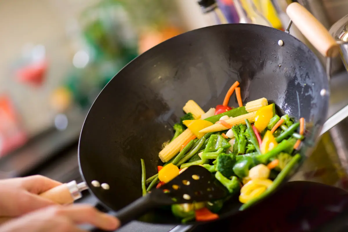 zwiebelpulver_gemuese_wok_pfanne