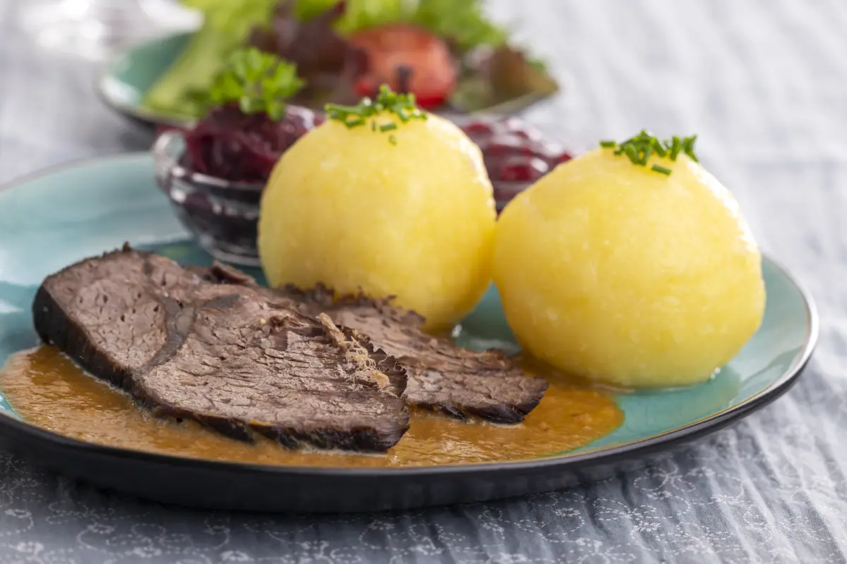 sauerbraten_gewuerz_kloesse_rotkohl_salat