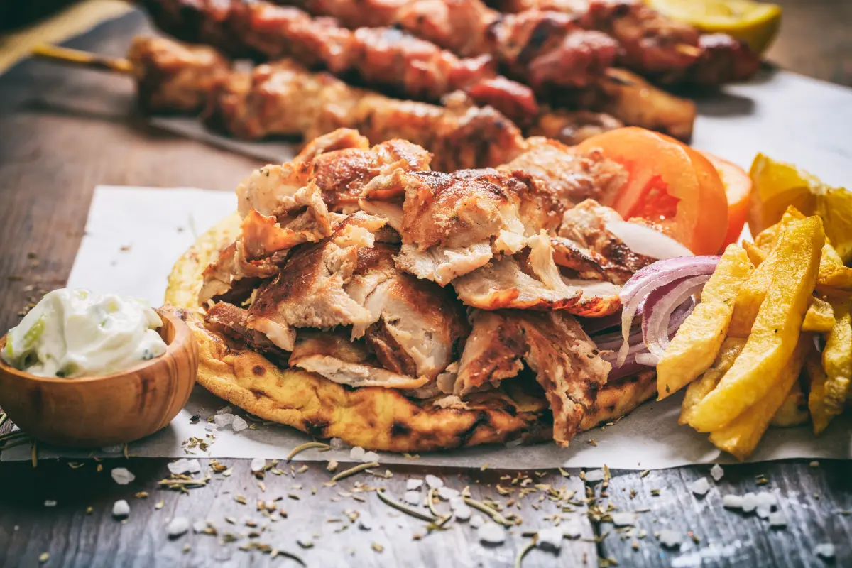 Gyros_Pommes_Dip_pita_tomate_spiesse_meersalz