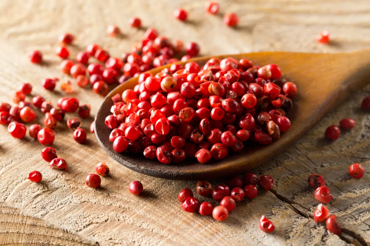 Rosa_Pfeffer_beeren_Holzloeffel_loose