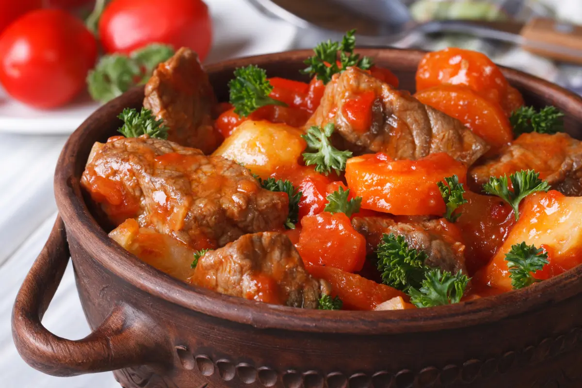 Gulasch_Tomate_Petersilie_schmortopf