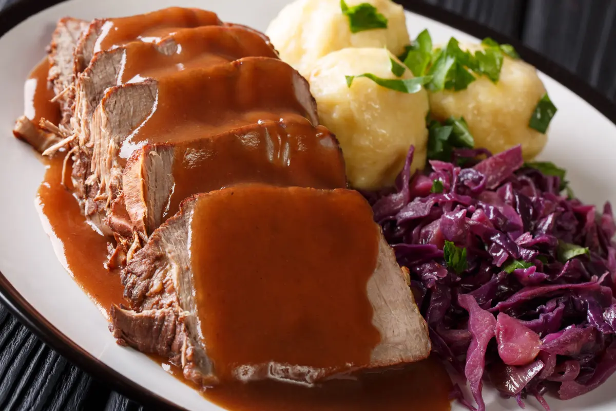 Sauerbraten_Knoedel_Blaukraut