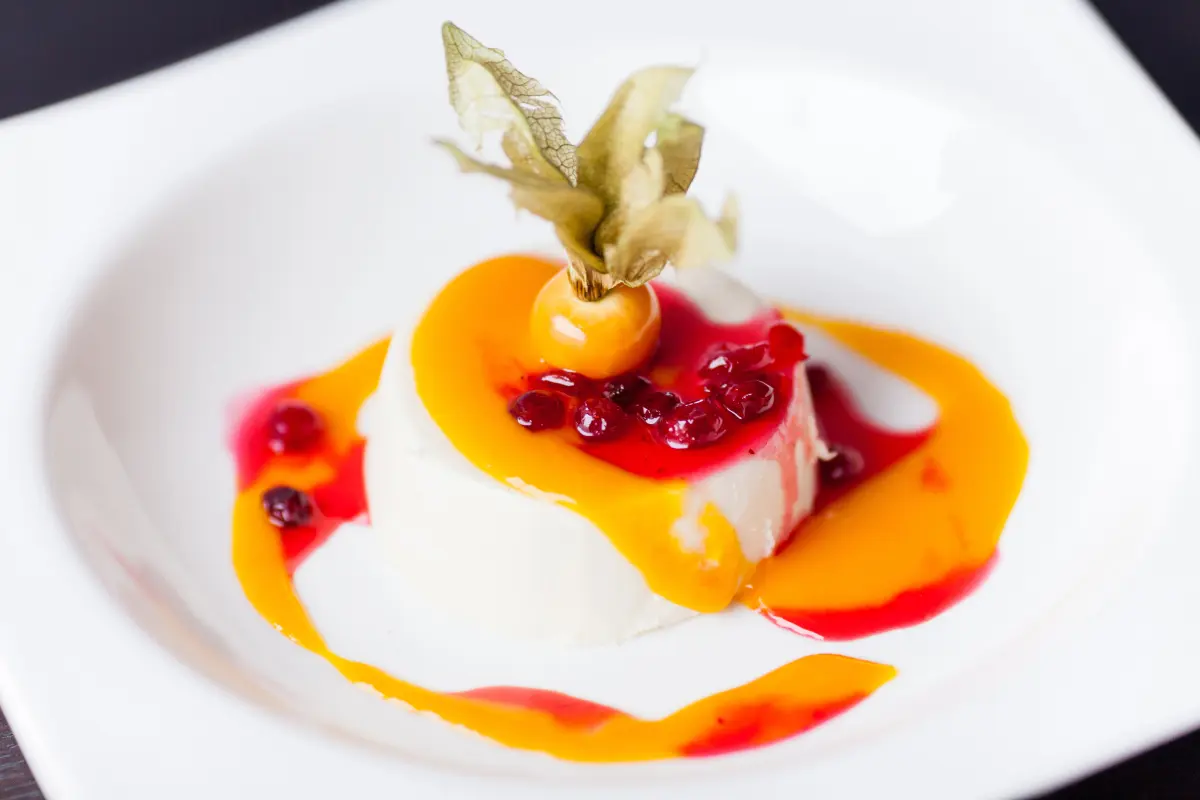 panna_cotta_kokos_mango_physalis_preiselbeeren