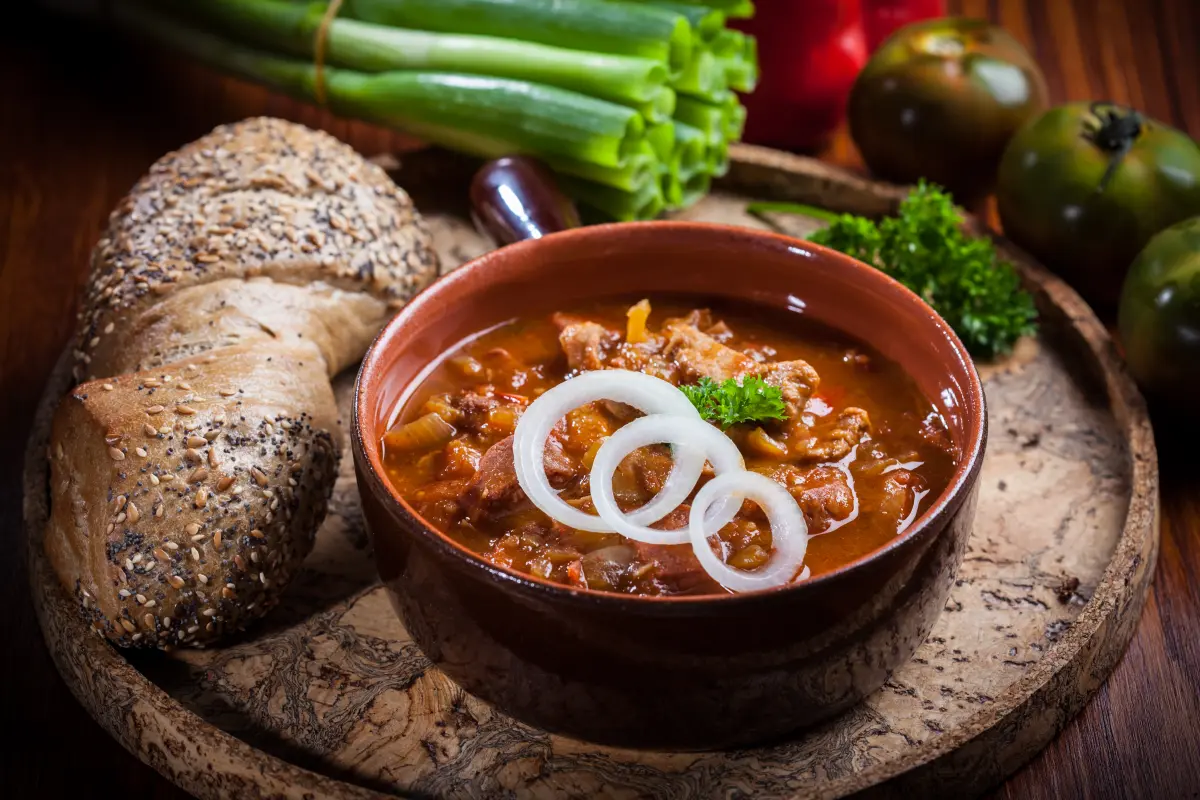 Pfeffer_ganz_ungarische_Gulaschsuppe_Brot
