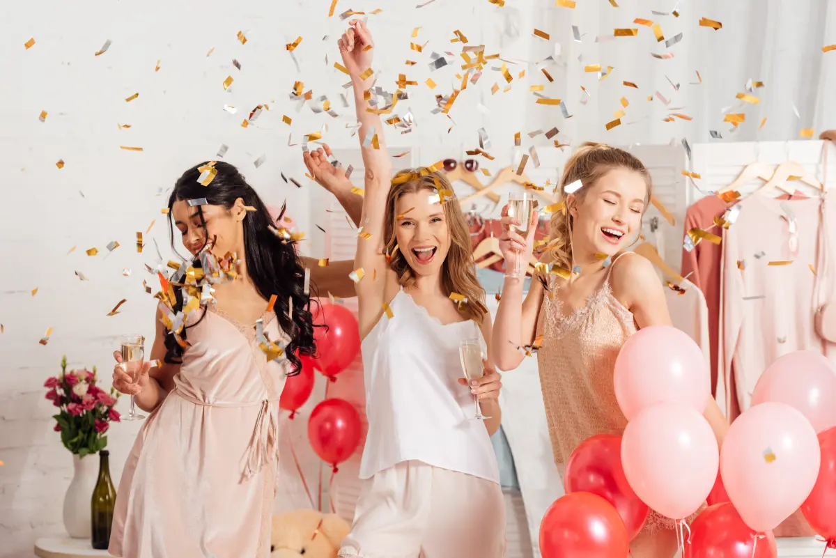 sekt_prosecco_champagner_maedchen_feiern_luftballons_konfetti_glaeser