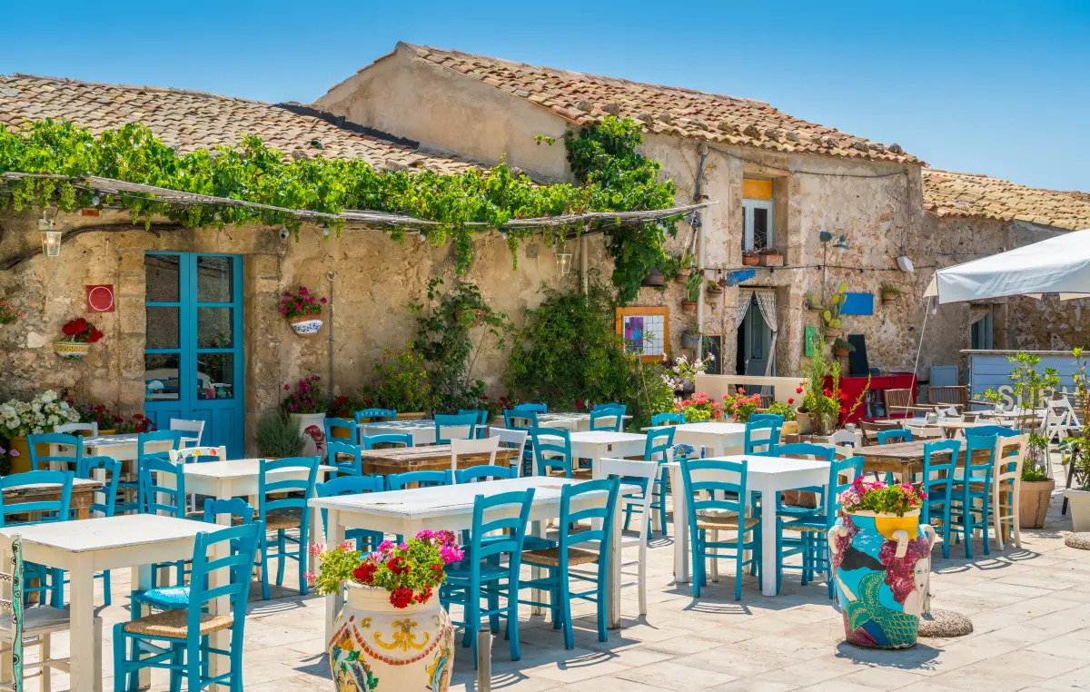 sizilien_dorf_restaurant_piazza