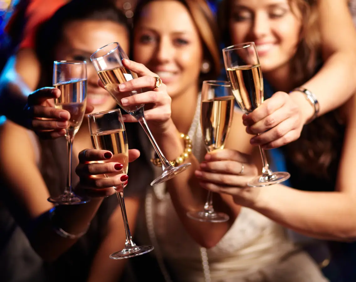 sekt_prosecco_champagner_feiernde_maedchen_mit_glaesern sekt_prosecco_champagner_feiernde_maedchen_mit_glaesern