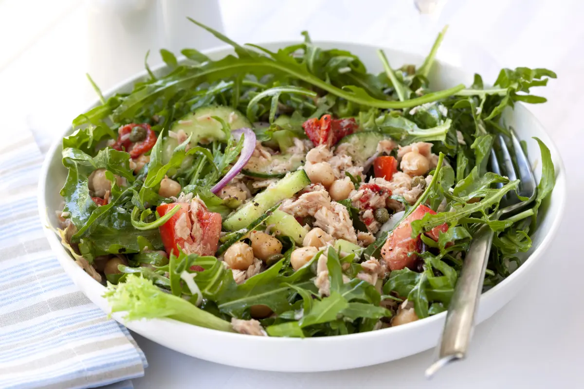 Thunfisch_Kichererbsen_Rucola_Tomate_Zwiebel_Kapern