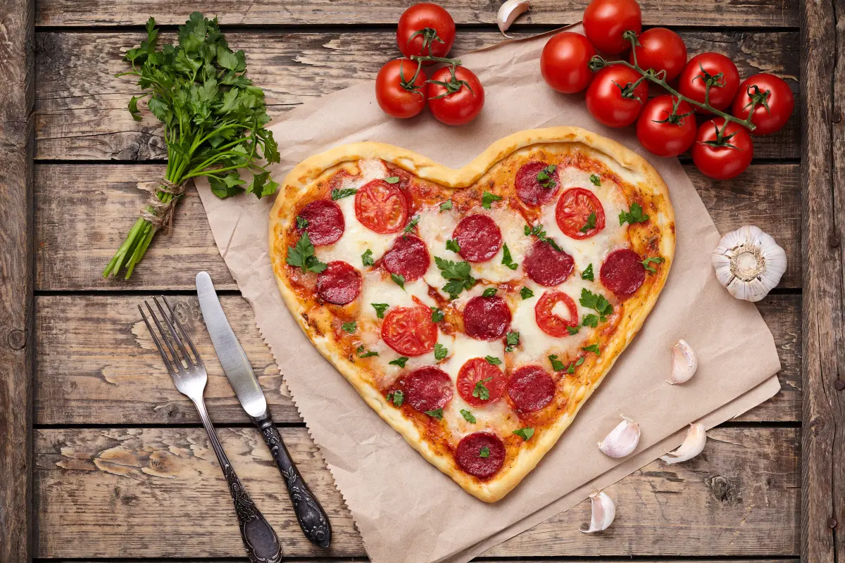 Knoblauch_salami_tomaten_backpapier_herz_Pizza_Herz