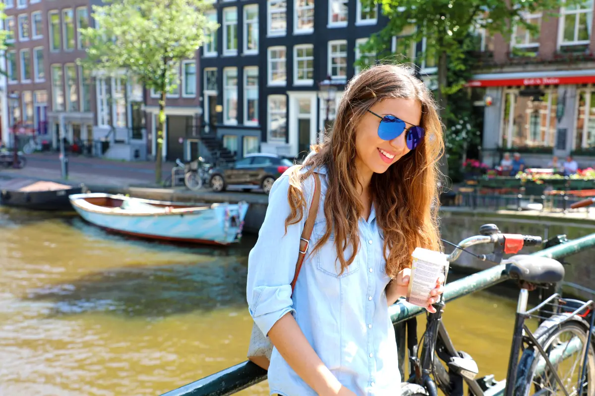 kaffee_frau_sonnenbrille_fahrrad_boote_wasser_kaffee_to_go