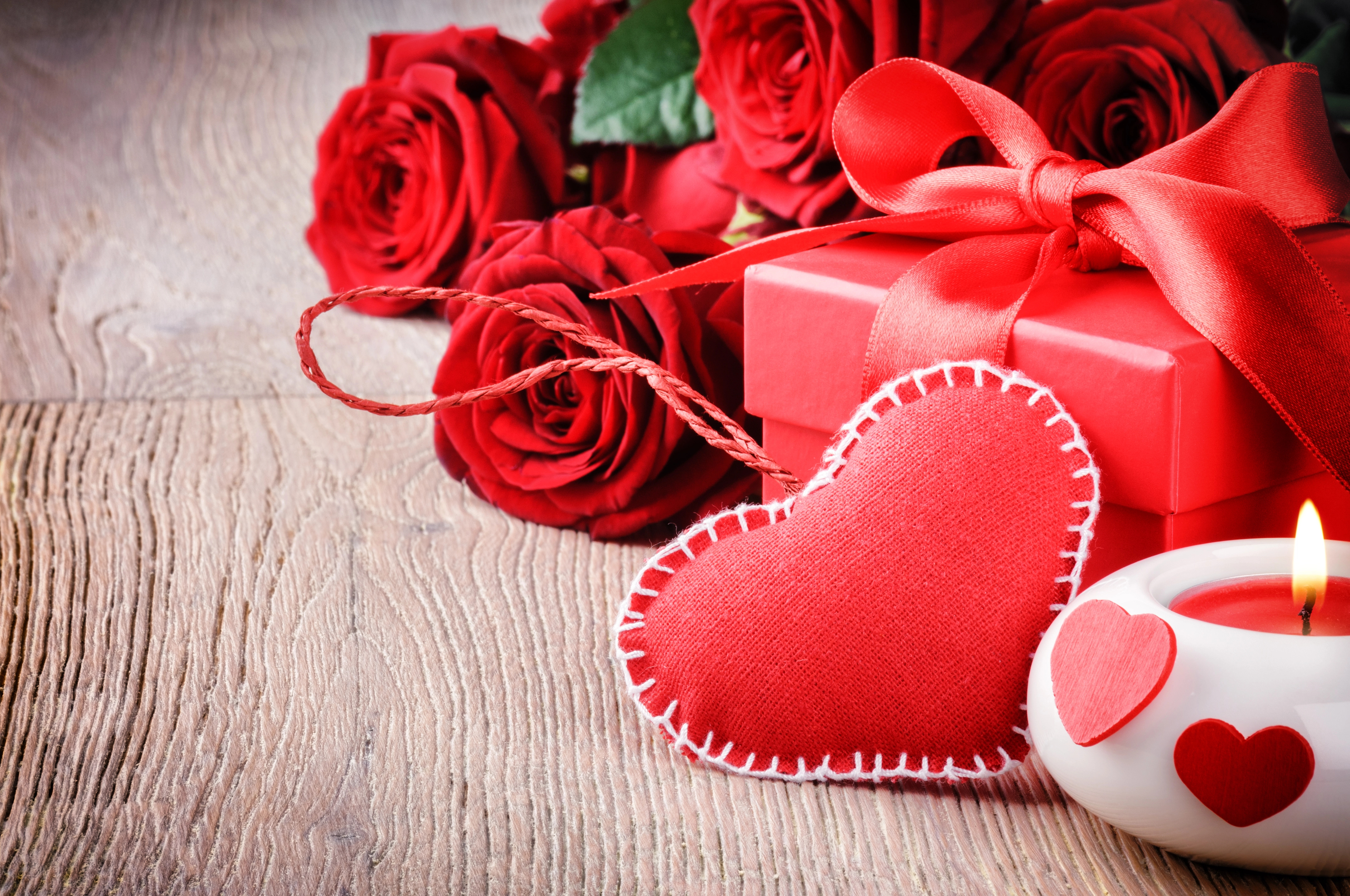 valentin_rote_rosen_geschenkbox_herz