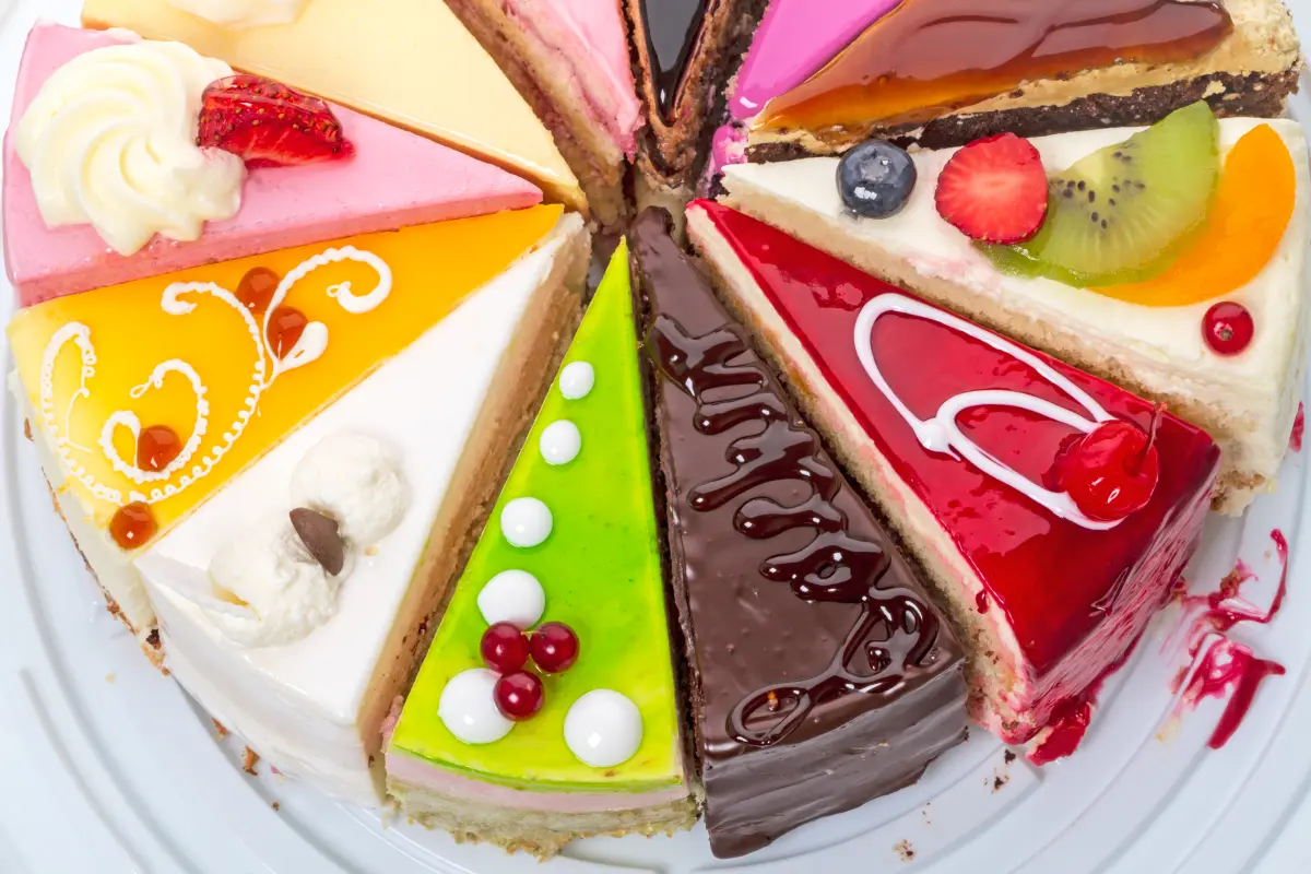 bunte_kuchen_torten_stuecke_auswahl