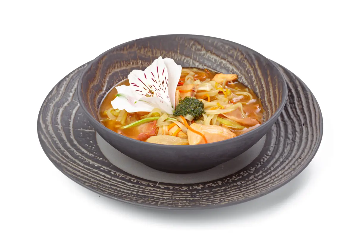 Huehnchen_Gewuerz_Huehnersuppe_Nudeln_Depositphotos_400229468