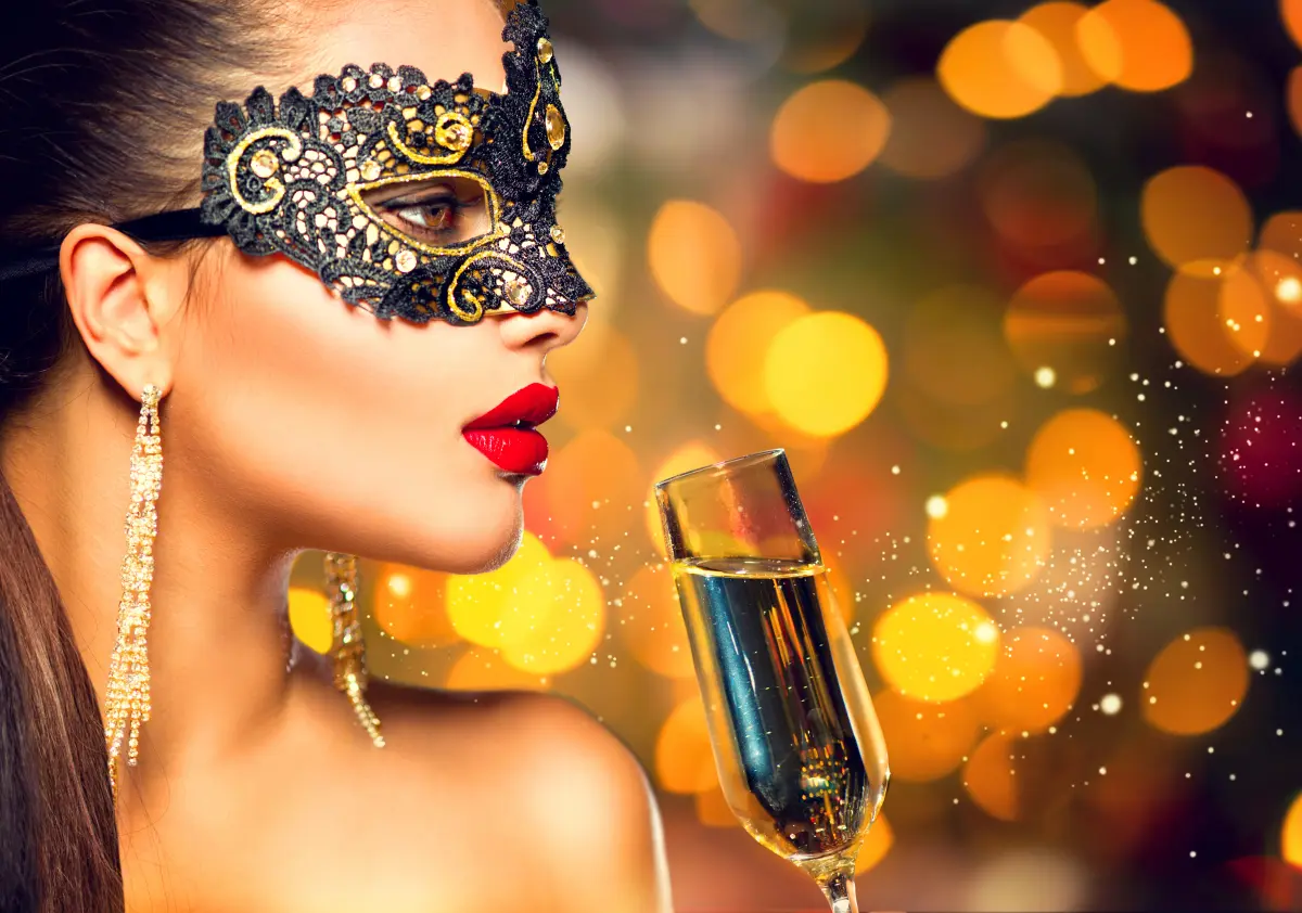 sekt_prosecco_champagner_karneval_fasching_maske_frau_rote_lippen_glas