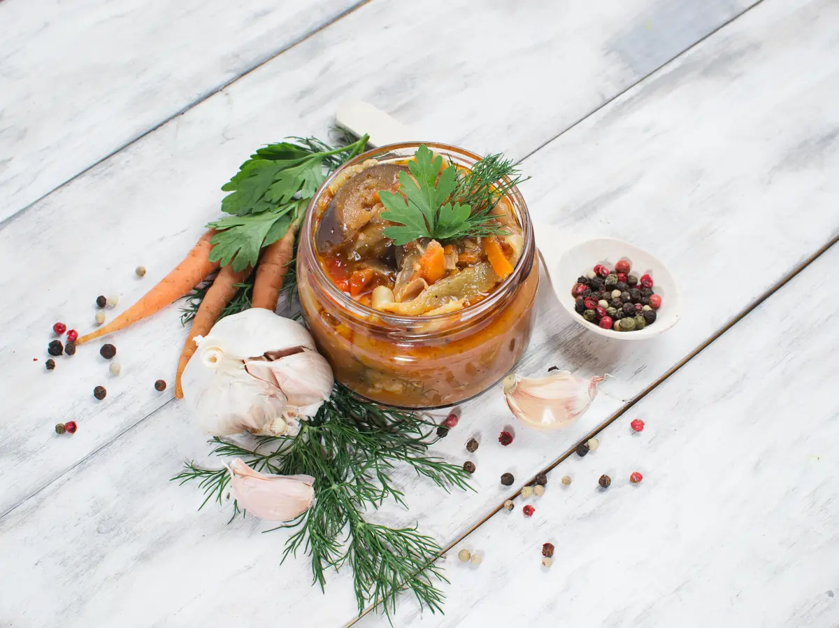 dill_karotte_pfefferkoerner_knoblauch_auberginensalat_kaviar_im_glas