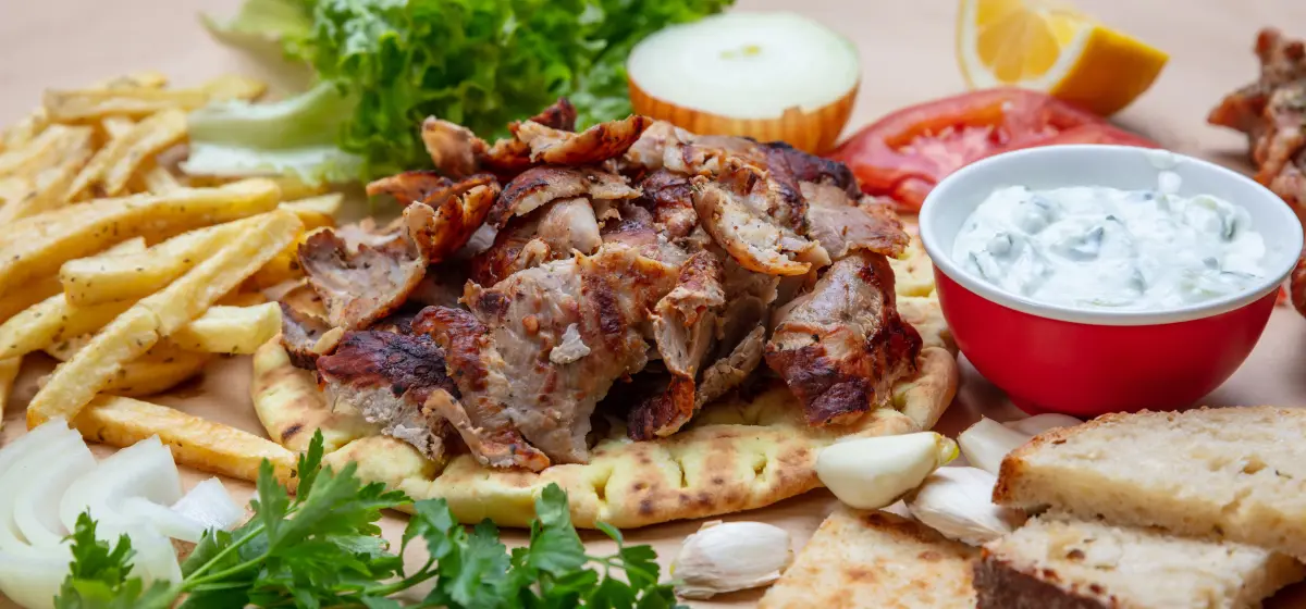 Gyros_pita_tzatziki_pommes_knoblauch_salat_zwiebel_dip
