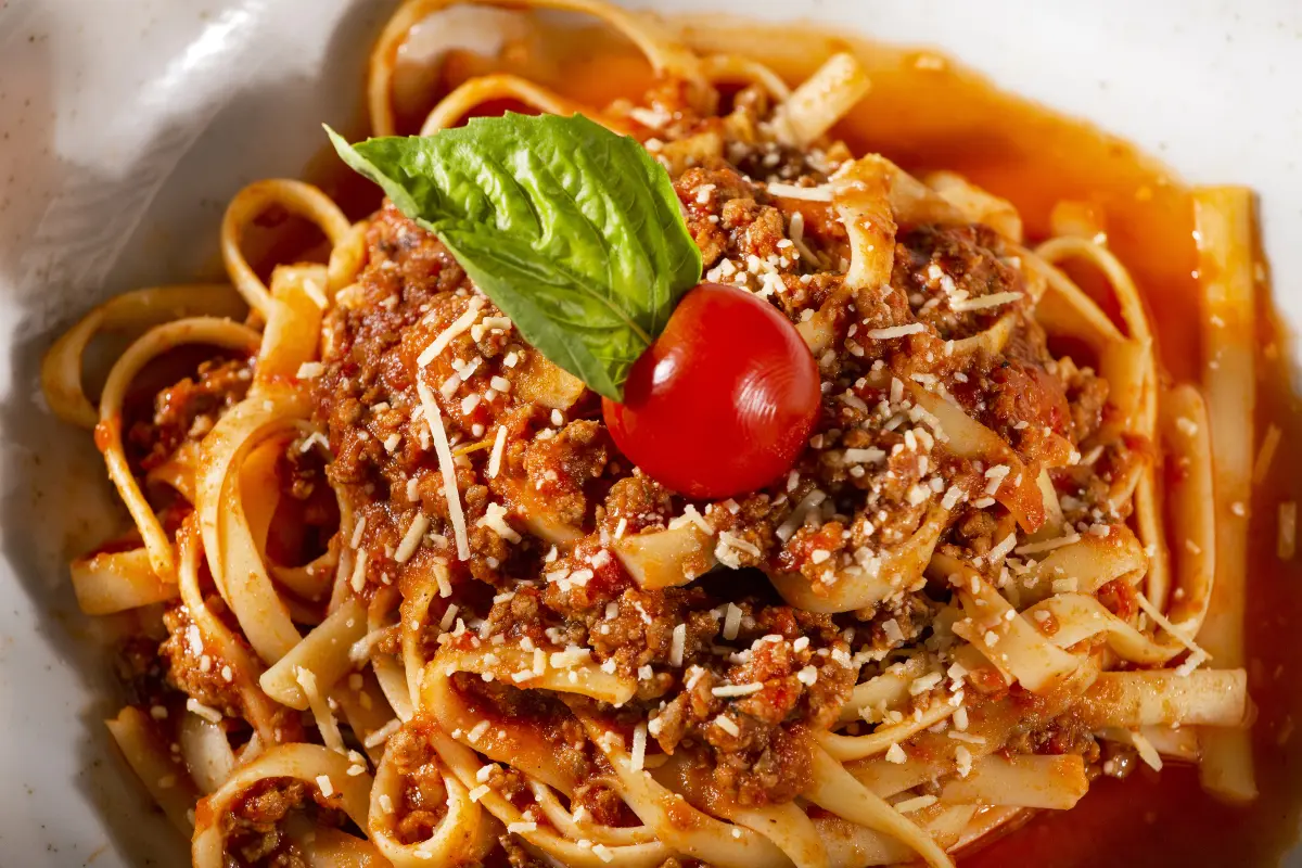 Knoblauch_Bolognese_Nudeln_Hackfleisch_Parmesan