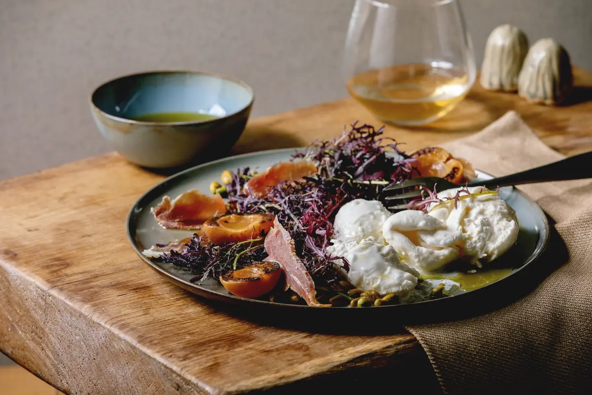 apulien_burrata_kaese_schwarzer_ruccola