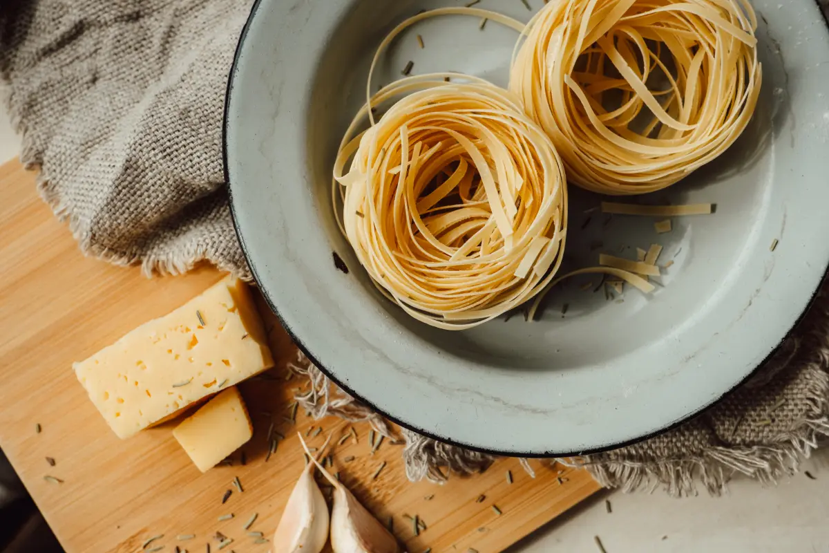 Tagliolini_Nudelnester_Knoblauch_Gewuerze_Kaese