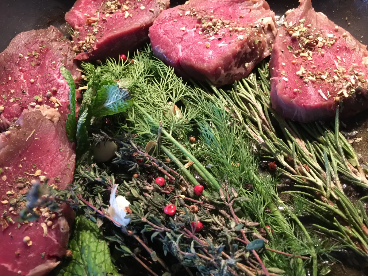 rinder_steaks_kraueter_pfeffer_emolino