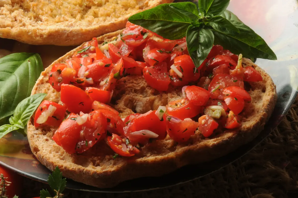 apulien_frisella_brotscheibe_tomate_knoblauch_kraueter