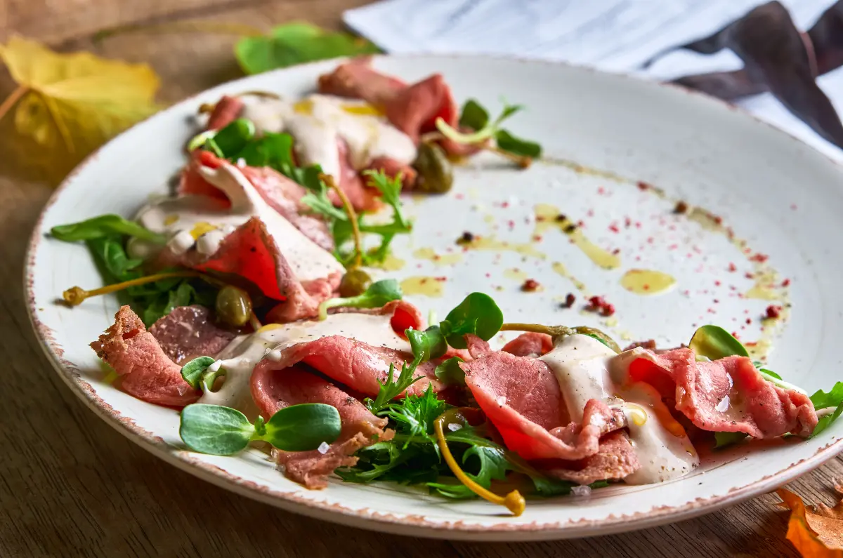 fleur_de_sel_carpaccio_keramikteller_rind_pfeffer_kapern