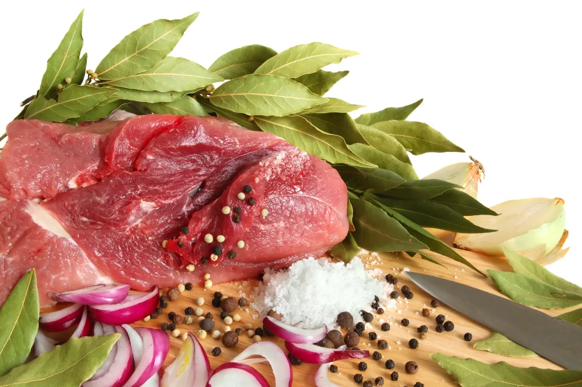 lorbeer_schweinefleisch_gewuerze_holzbrett