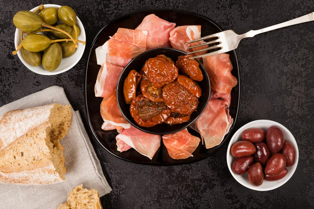 Kapern_mit_Stiel_getrocknete_Tomaten_Oliven_Brot