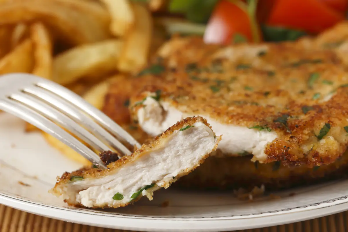 Huehnchen_Gewuerz_saftiges_Schnitzel_gabel_pommes_teller